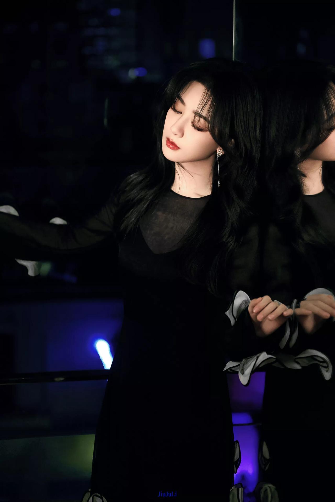 杨紫:我若拿出这个，阁下该如何应对？#喜欢杨紫吗？#