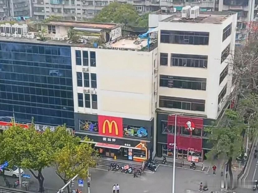 汕头第一家麦当劳，开在金砂、金新路交界处东南角，经营场所是跟汕头挂钟厂租的。第一