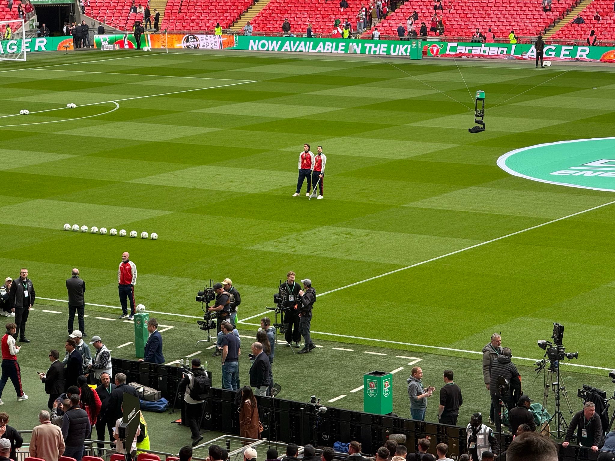 记者Simon Collings消息，梅里诺在温布利球场。拄着一根拐杖，穿着防护