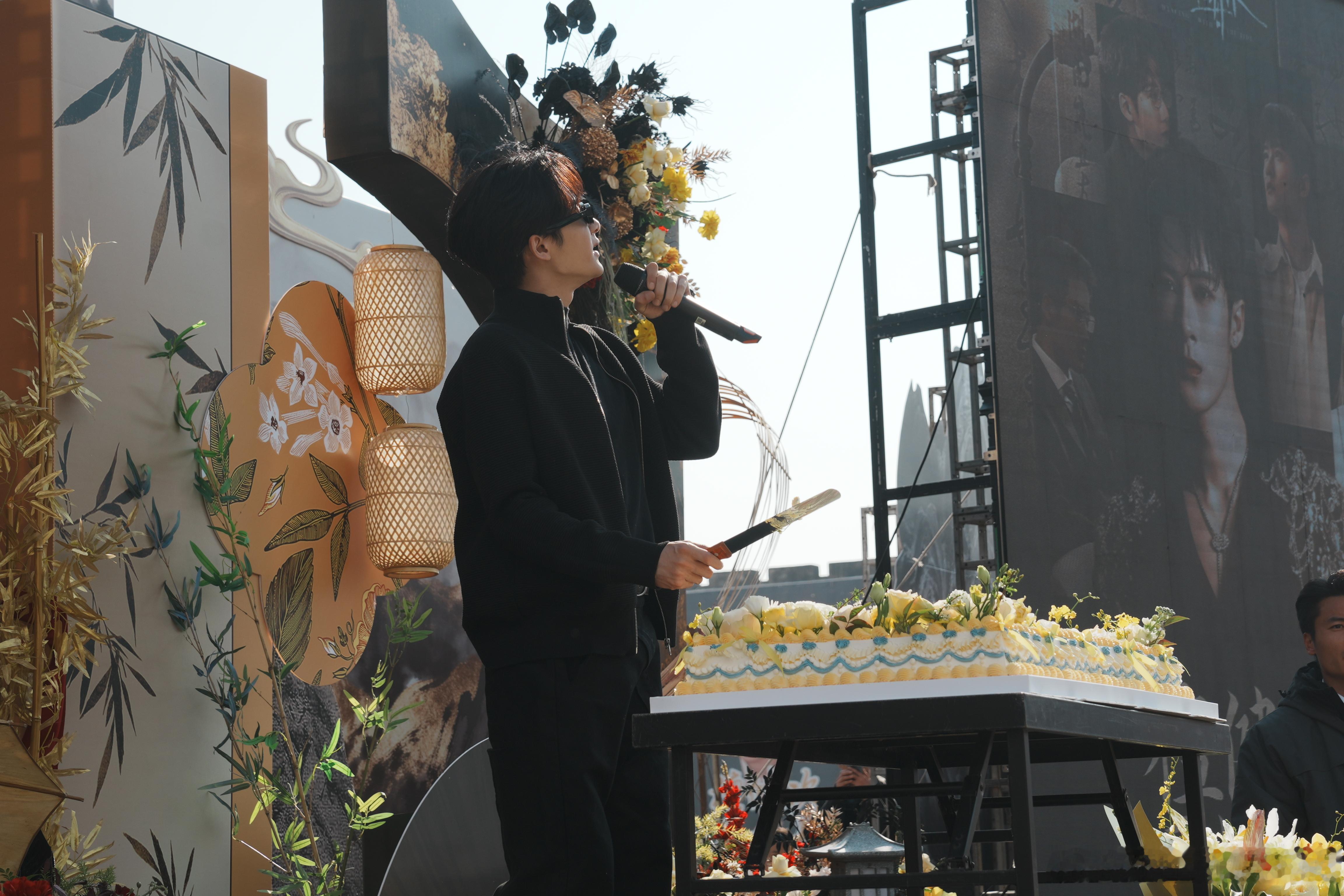 檀健次为横店送上生日祝福 横店历经三十年完成华丽蜕变，檀健次坚守初心打磨演技十年