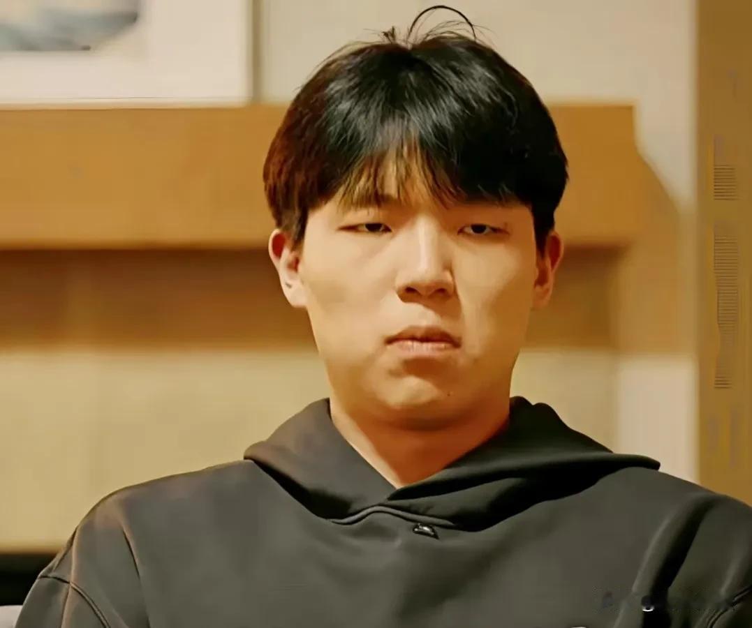 开拓者超快的攻防转换，大量的三分出手，就不是杨瀚森能打的环境。

小杨擅长的高位