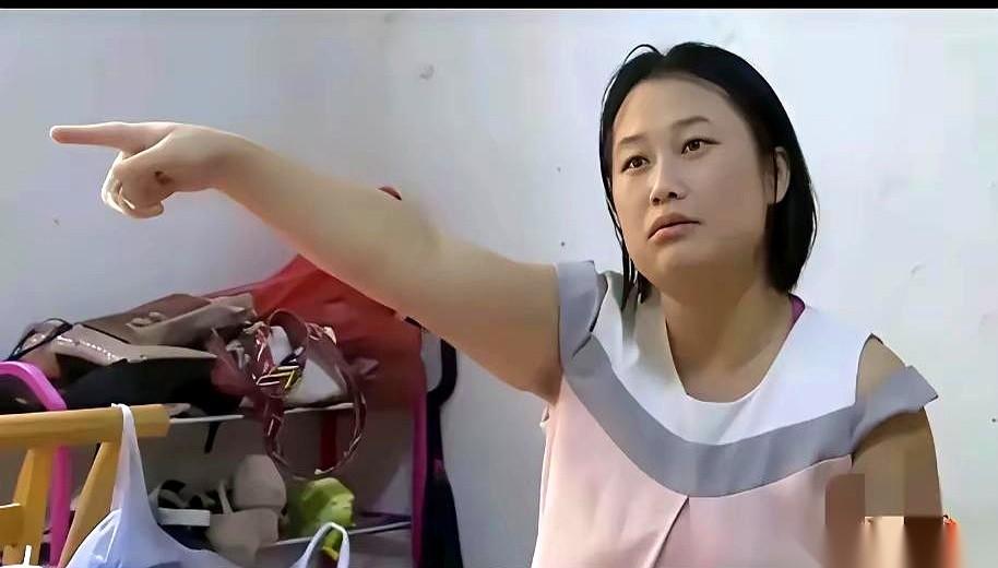 湖南湘潭一个男人，月薪八千，工资卡却死死攥在老婆手里。
他每个月，只能像做贼一样