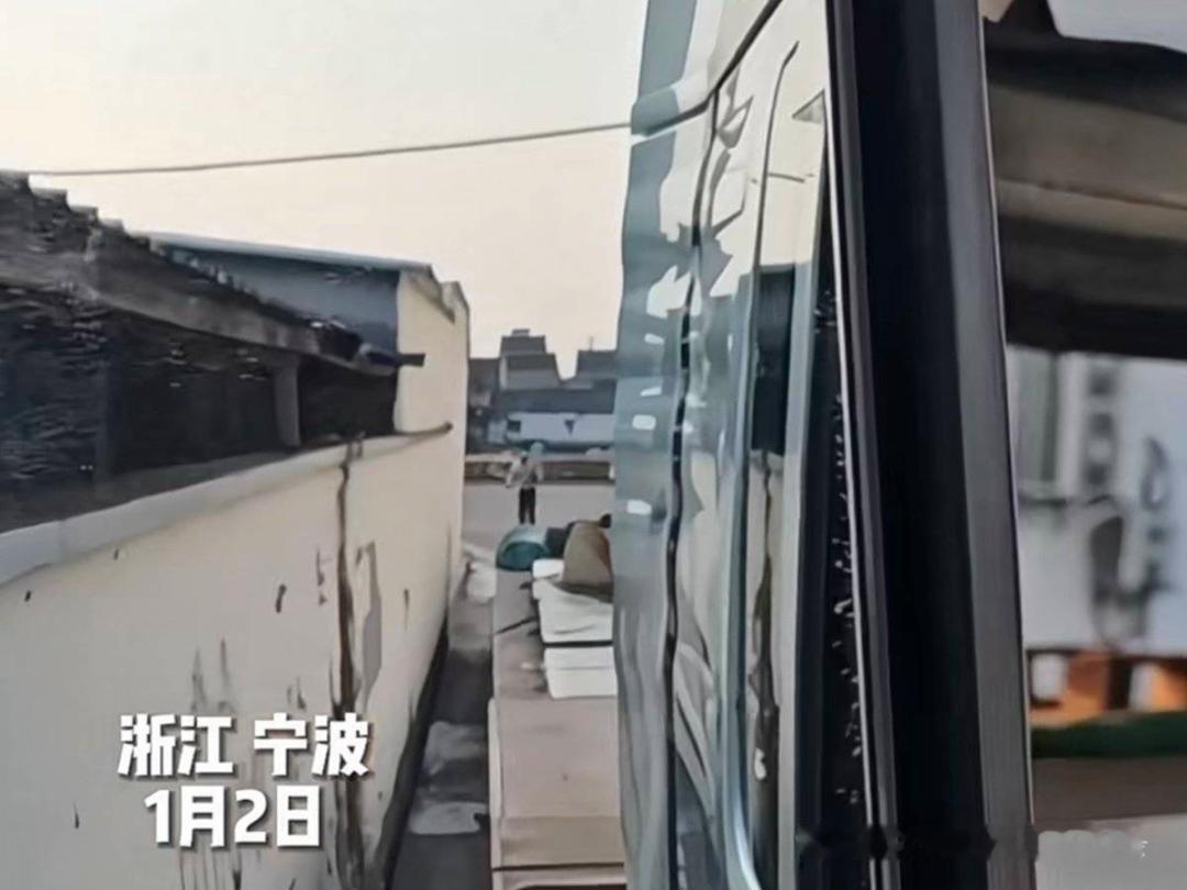 神仙厂家！帮叠雨布还管热饭！

近日，一位卡友分享在浙江宁波卸货时碰上了个神仙厂