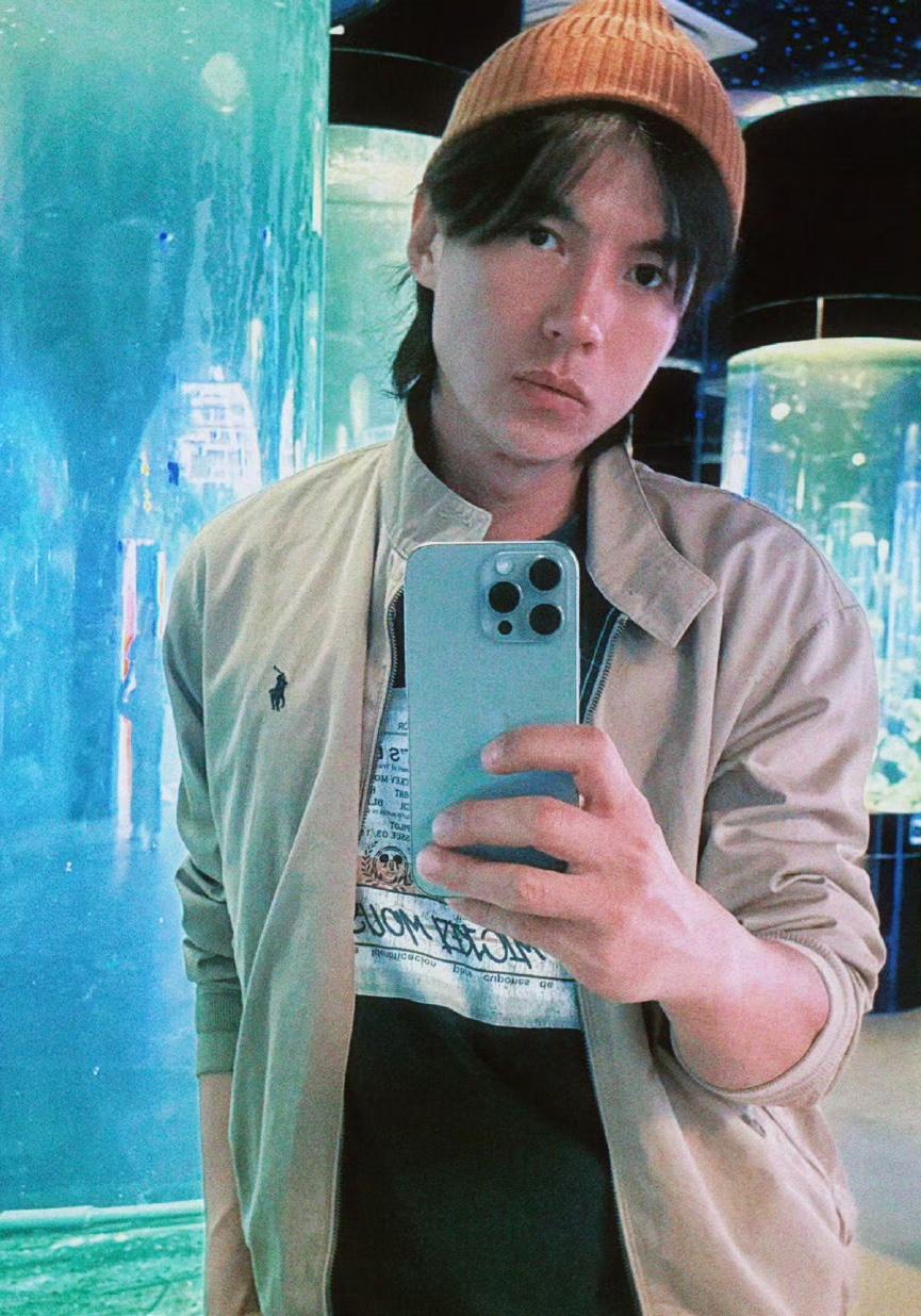 宋宁峰：无限期暂停演艺工作，寻求心理咨询师帮助，与张婉婷关起门来处理二人感情，并