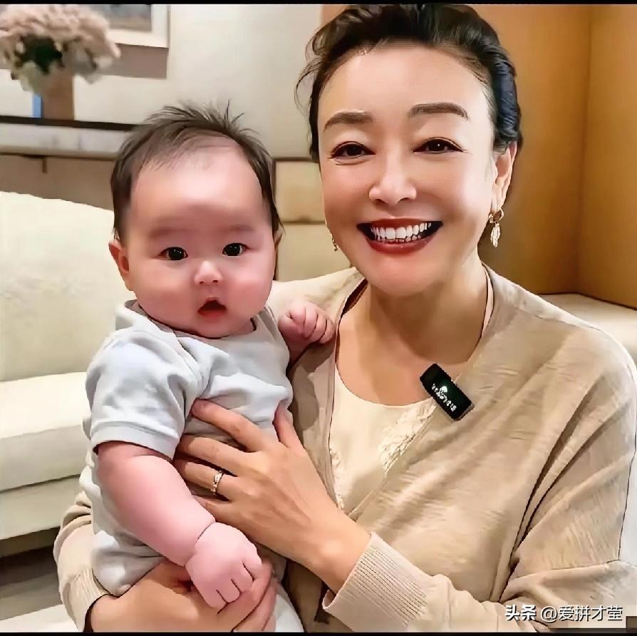 时隔十年，兰姐再度升级当奶奶，如今家里也算儿孙满堂。这些年一家人经历了不少风雨，