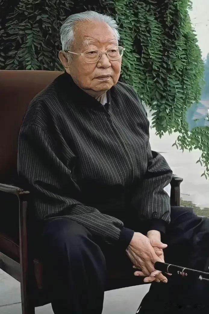 这张照片很罕见！
华国锋同志在钓鱼，眼神专注！神情坦然～～