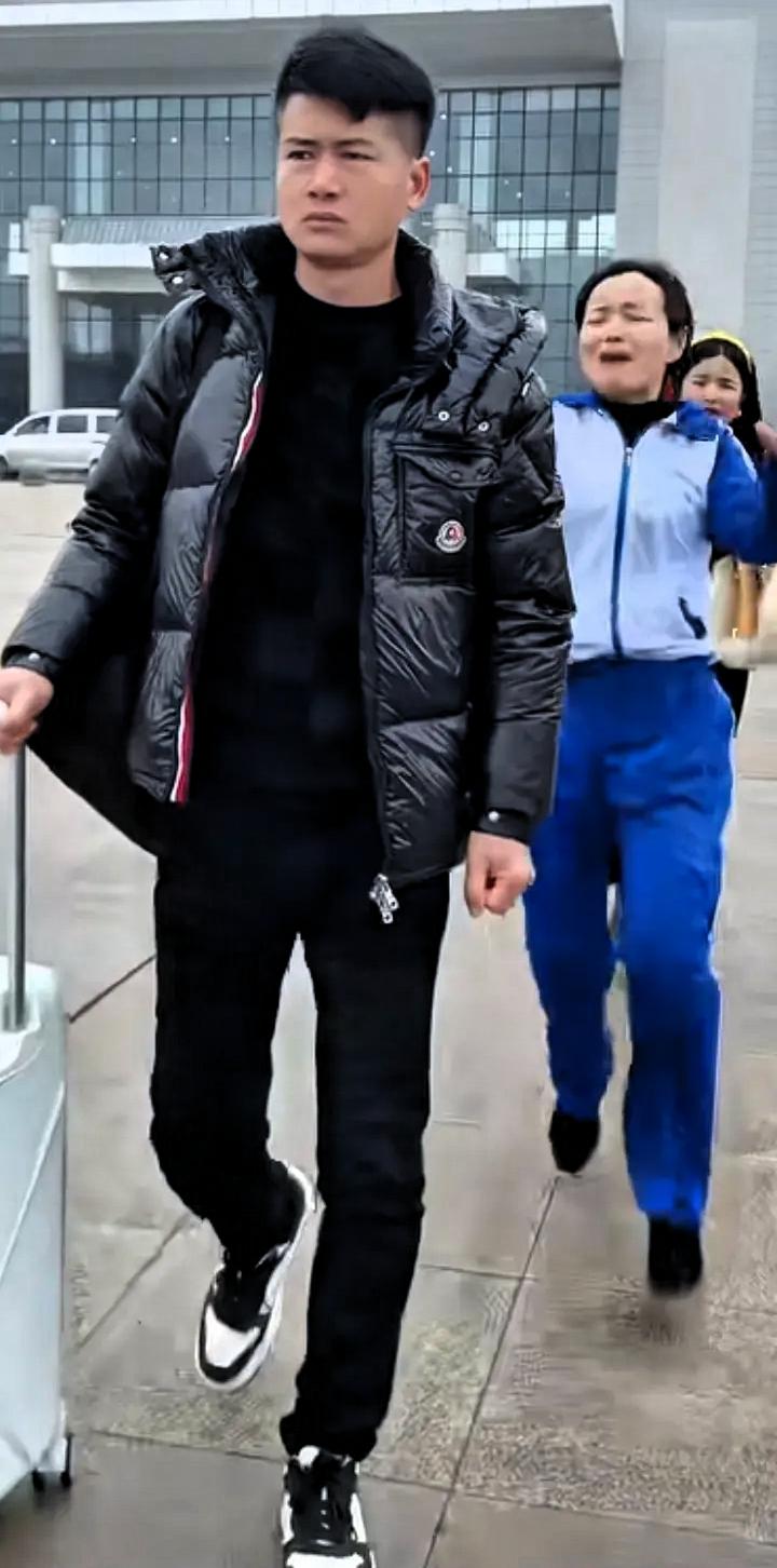 泪奔！女儿放假后，父母离婚，女儿过来哭的撕心裂肺求爸爸别走，夫妻放下隔阂重归于好