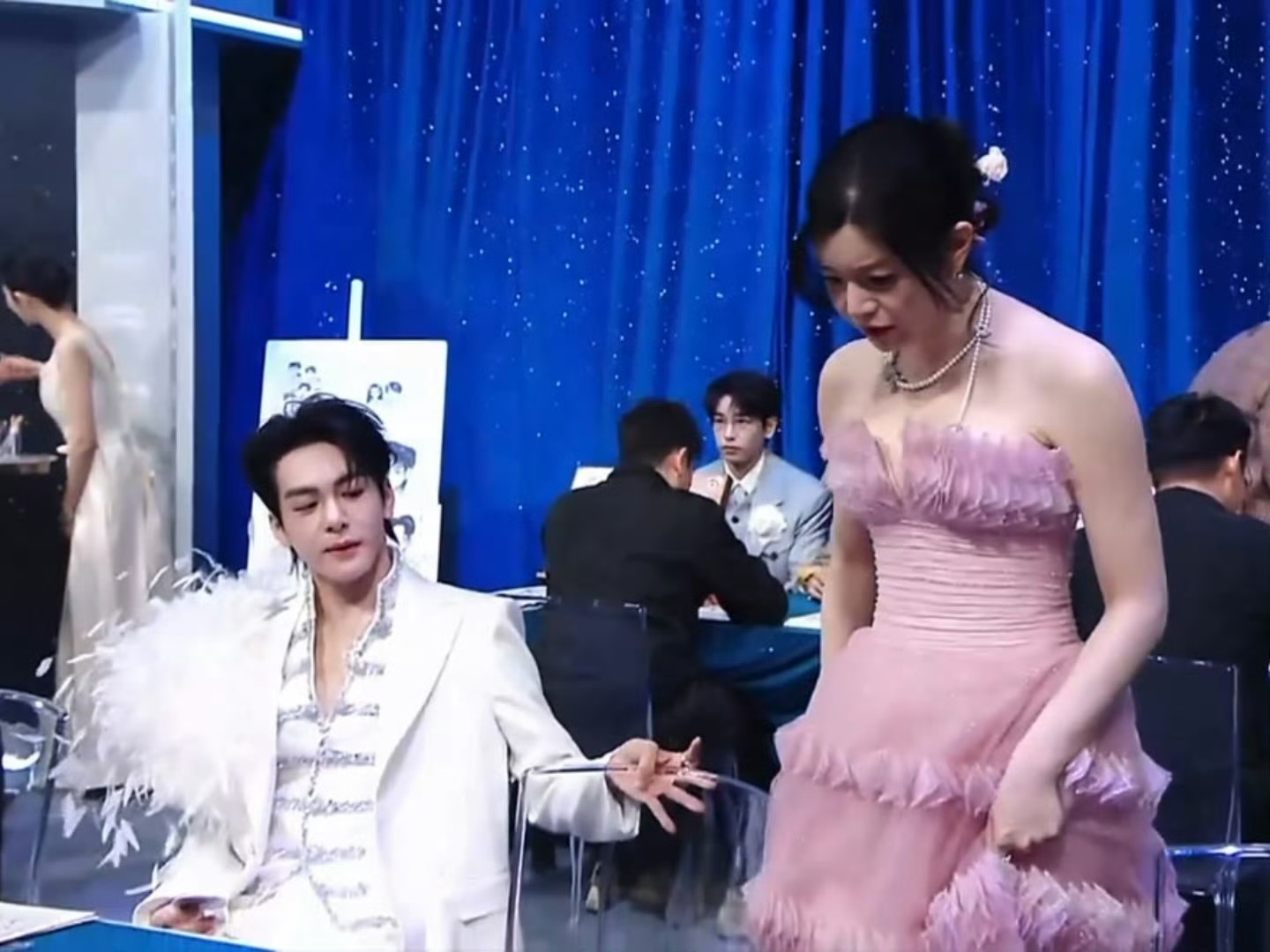 曾舜晞给陈妍希拉凳子  曾舜晞依旧绅士 曾舜晞给陈妍希拉椅子