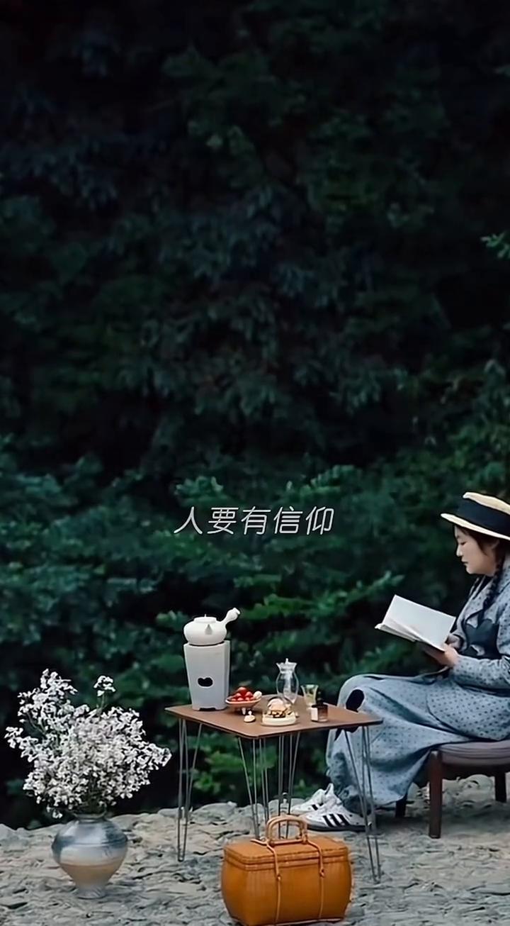 以佛为智，以心为灯。
我信佛，不为求健康富贵或虚妄所得。于我而言，佛是智慧与哲学