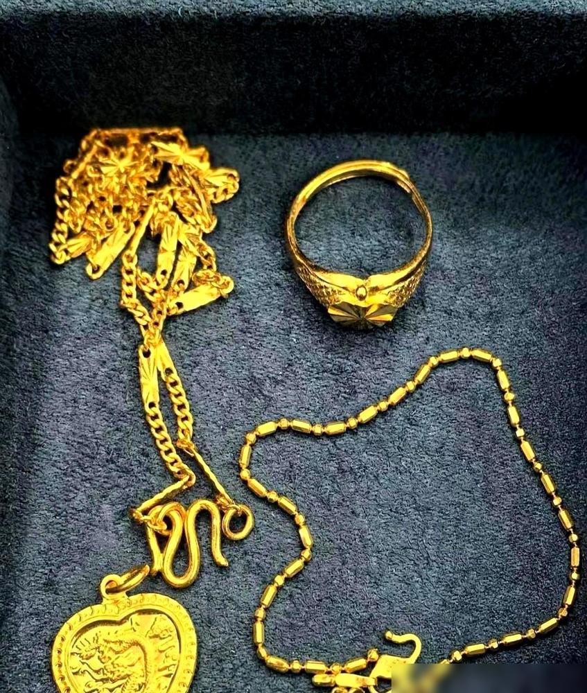 压在箱底25年的“审美羞耻”，翻出来一称，居然够我原地躺平半年。

那只55克的