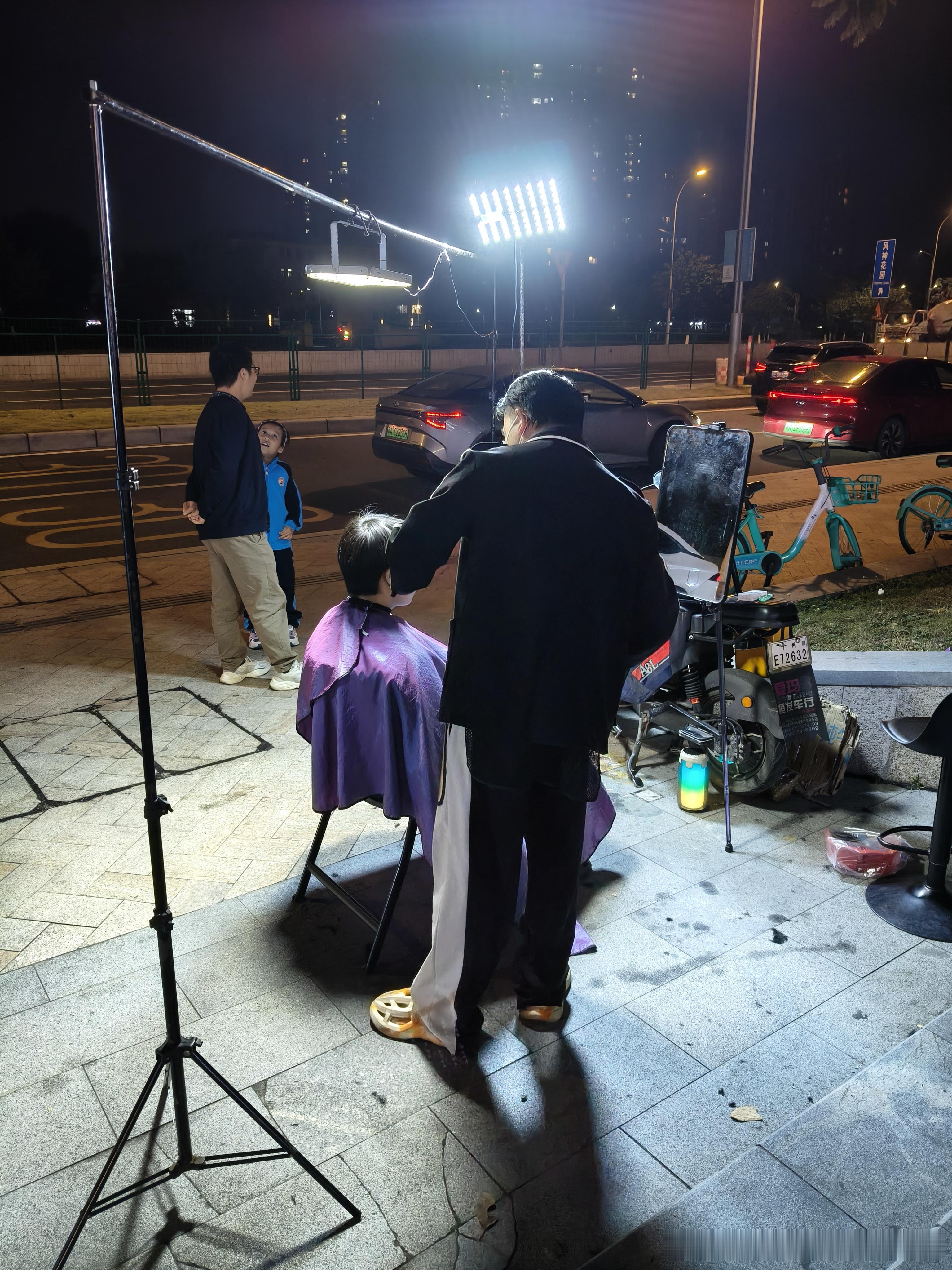 街头理发就是典型的轻资产运营:✓ 一辆电驴供电照明✓ 一把电推子纯人工✓ 5分钟