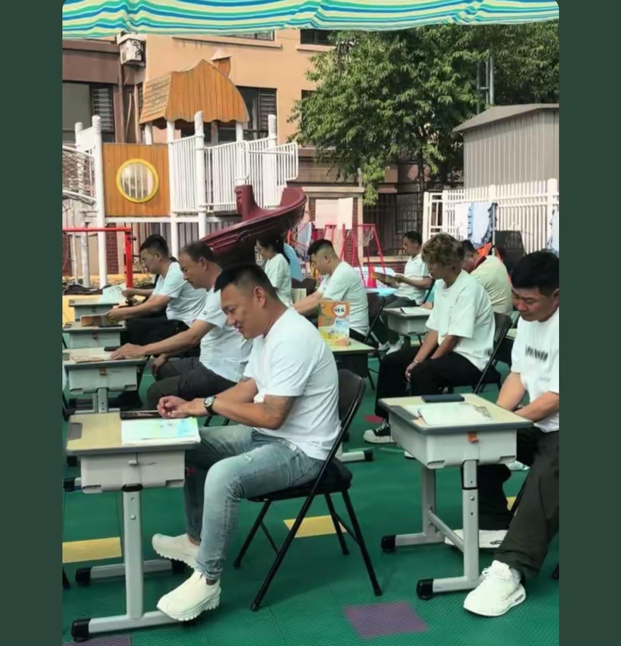 白衣服统一着装，唯独黄毛自带故事感

黄毛爸爸：儿子看好 我就示范一次

黄毛小
