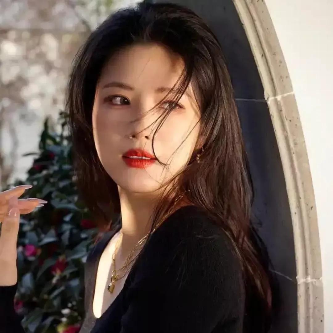 冬日暖阳下的红唇美人黑发红唇女神 红唇美人照 深发红唇 红唇自拍 玫瑰美人照 红