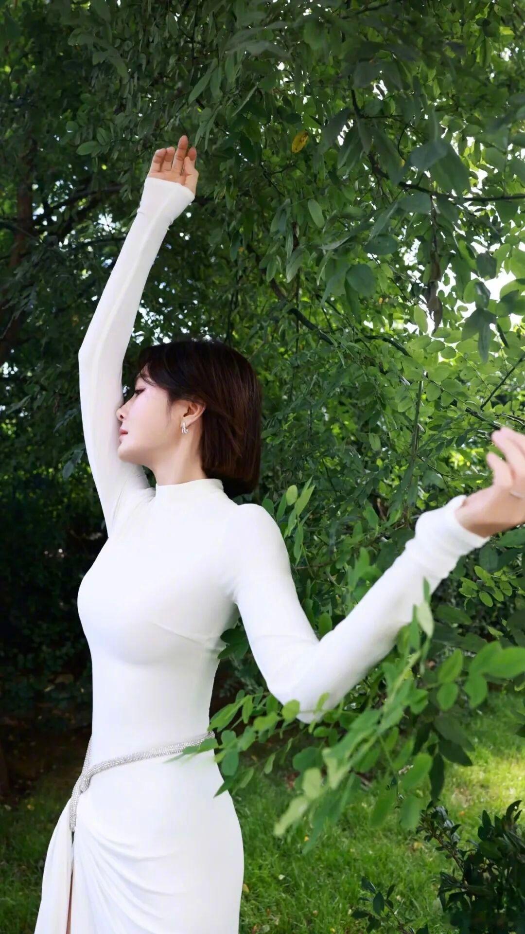 秦岚撒娇秦岚真的是女神级别的，好看！我也想让秦岚给我撒娇