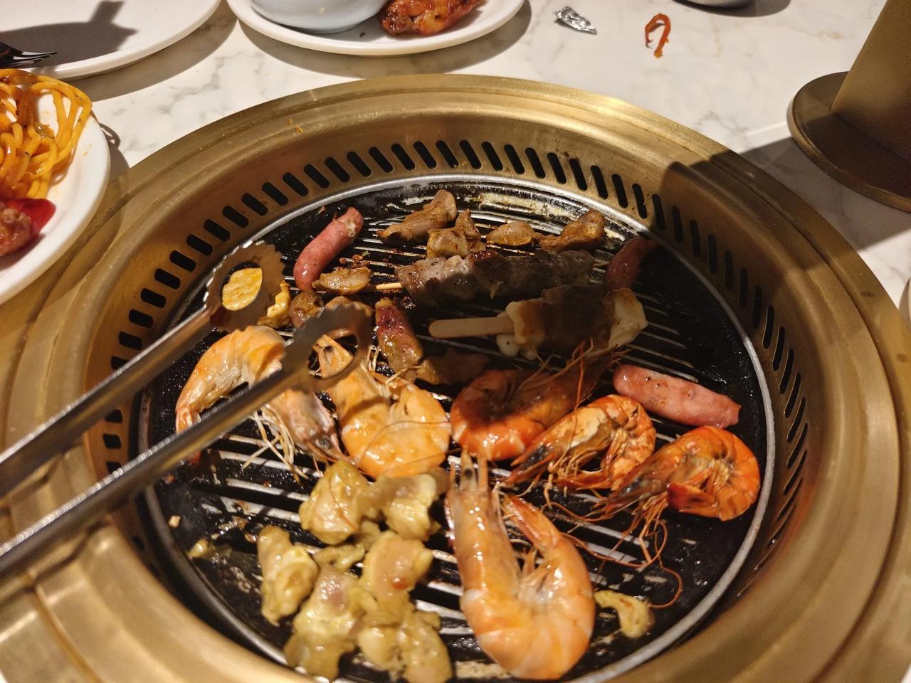一顿烤肉，烟熏火燎间，完成了碳水化合物的摄入，口腹之欲满足之余，为寒冷的冬日增添