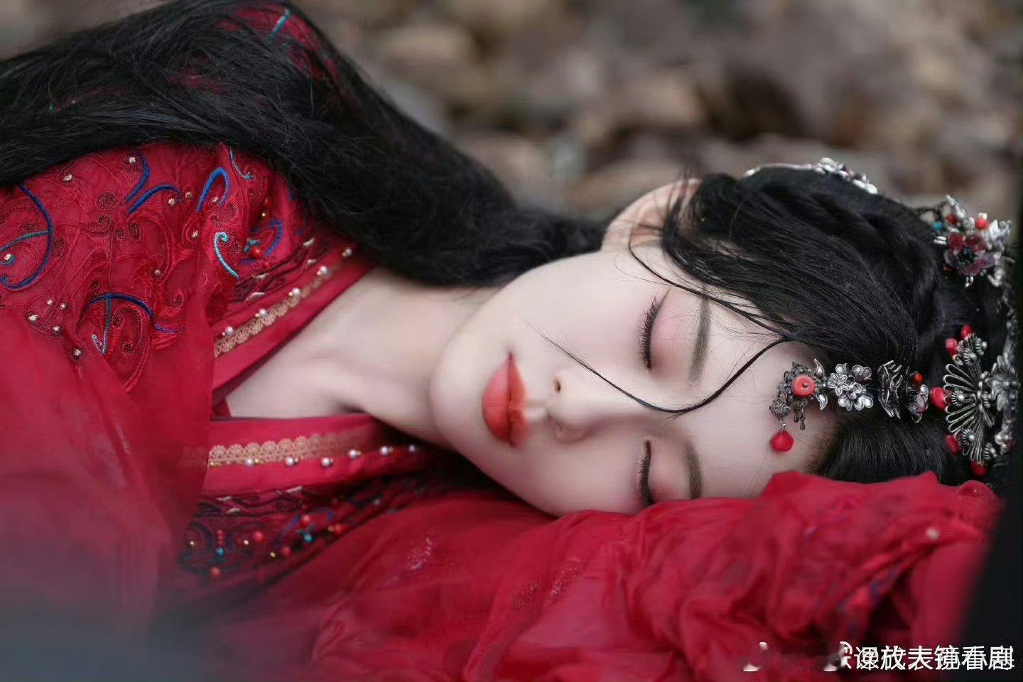 孟子义 谁会嫌事业不够好呢自带飒爽气场与高远眼界，在事业赛道上始终积极向上稳步成