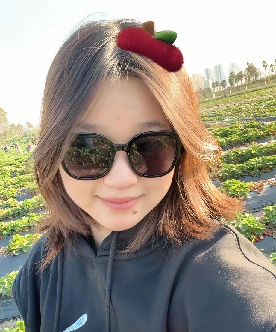 跳台霸主握住方向盘，不在国家队训练馆，在湛江刚拿到的驾照考场，染了栗色头发，口红