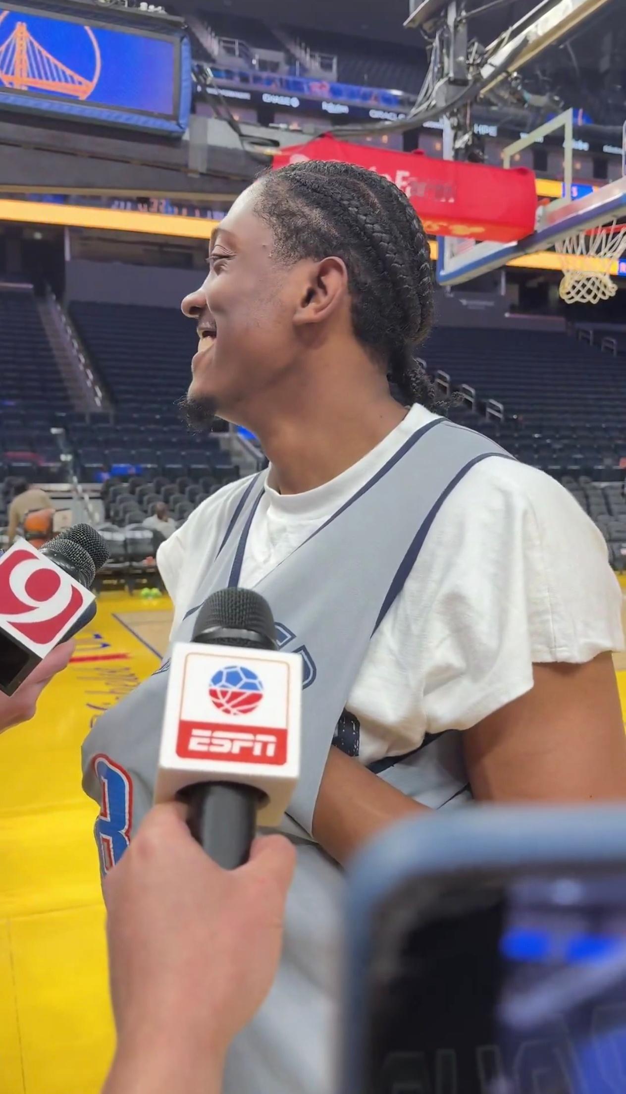 杰伦威廉姆斯赛前被问到退役球衣一事直接笑嘻了，他表示很特别，是荣誉，有很多回忆！