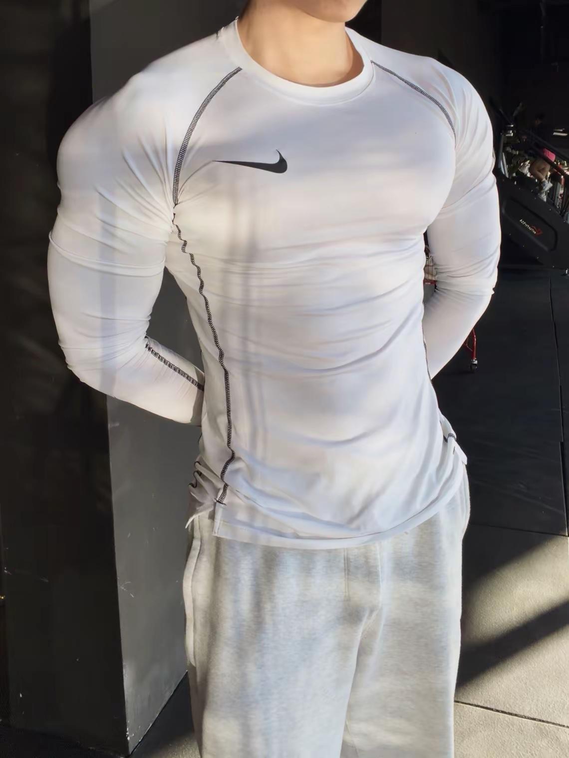 变成脂包肌了。健身穿搭 紧身衣 薄肌 脂包肌