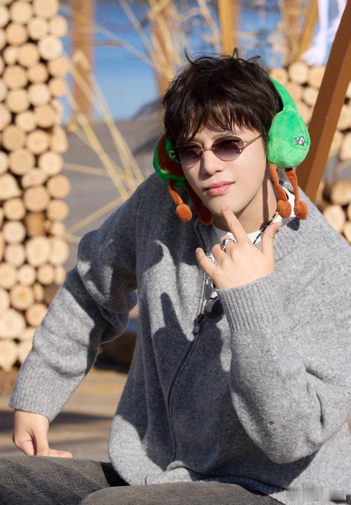 上辈子黏人精这辈子王安宇 谁能拒绝黏人系王安宇，现在就出发里他把贴贴刻进DNA，