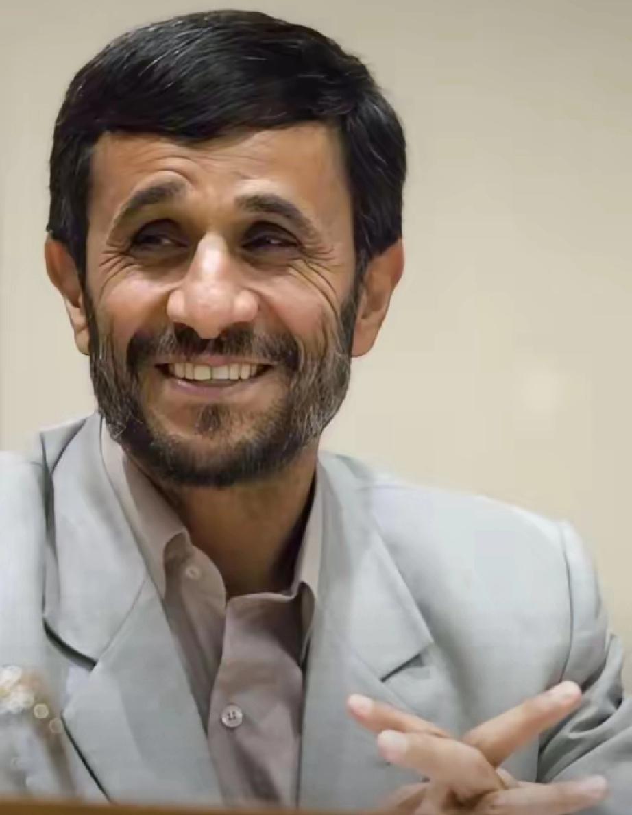 伊朗前总统内贾德最近发声了。
他说世界不再接受美国独自决定所有国家的命运，基于美