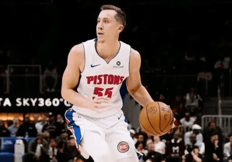 活塞今日下半场三分13中1，赛季首次交锋时上半场三分12中0