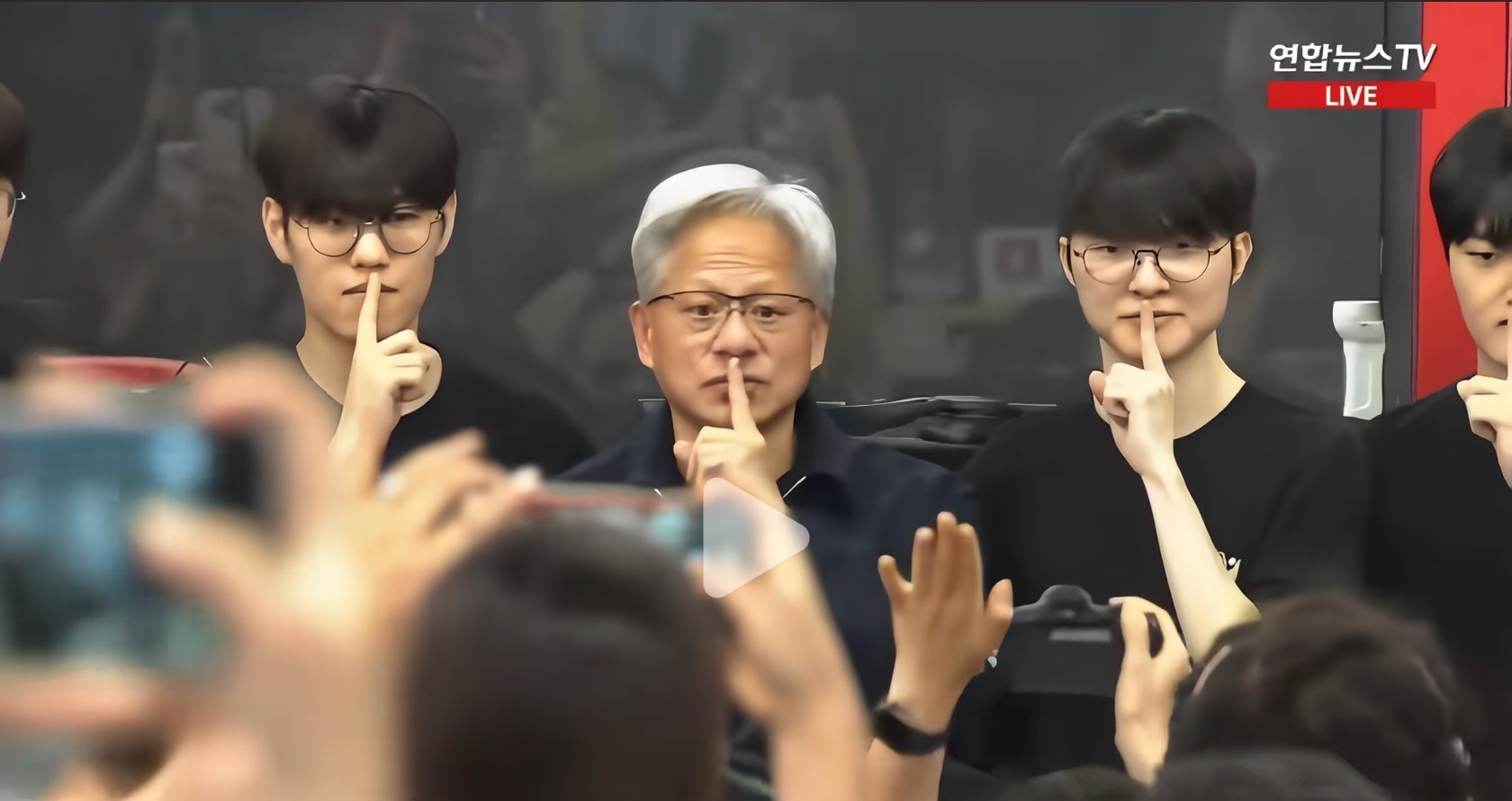 老黄又公费追星了