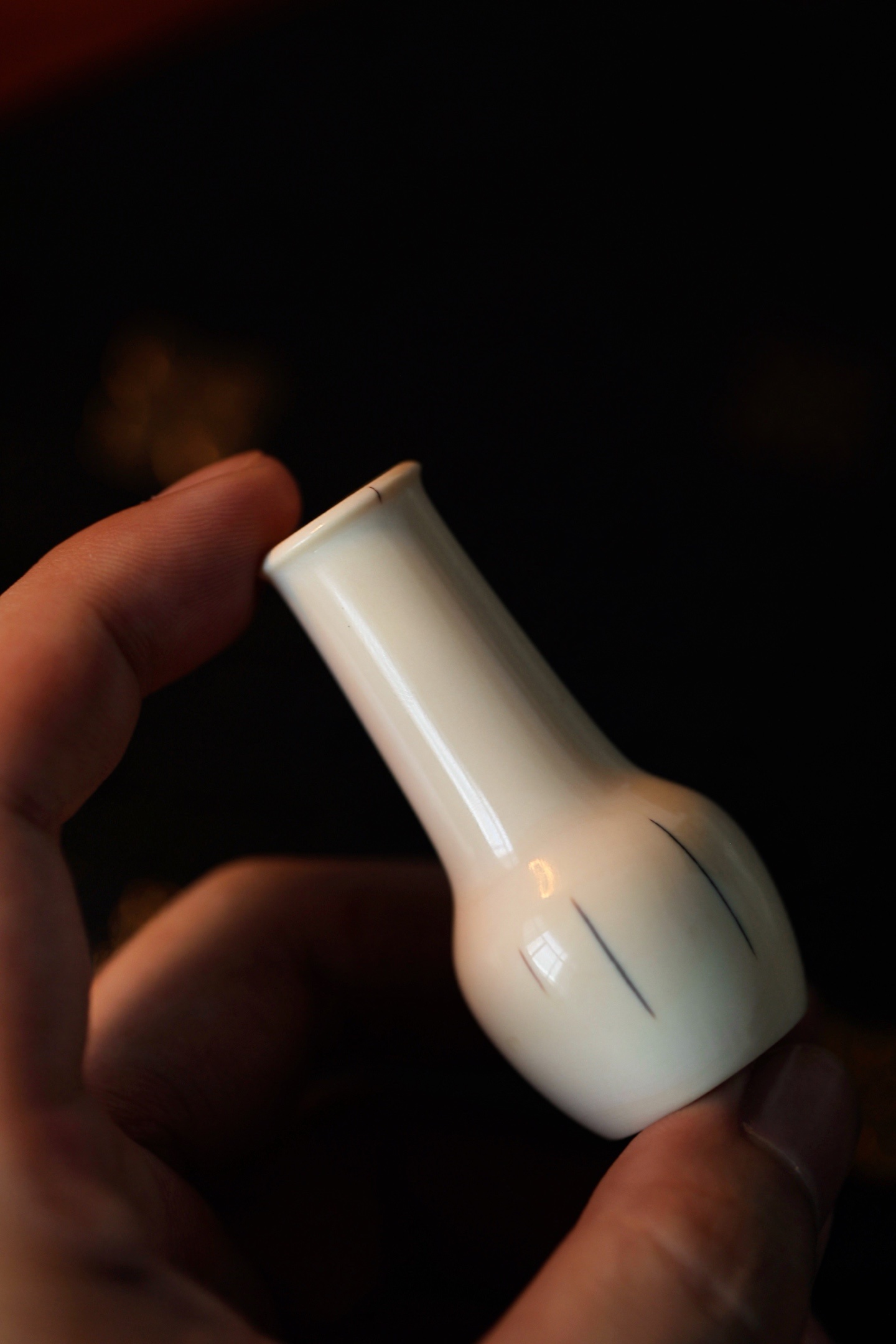 猛犸雅器 | 小花瓶器型取古雅长颈瓶式，线条柔和舒展。瓶身天然自带几缕蓝纹，浑然