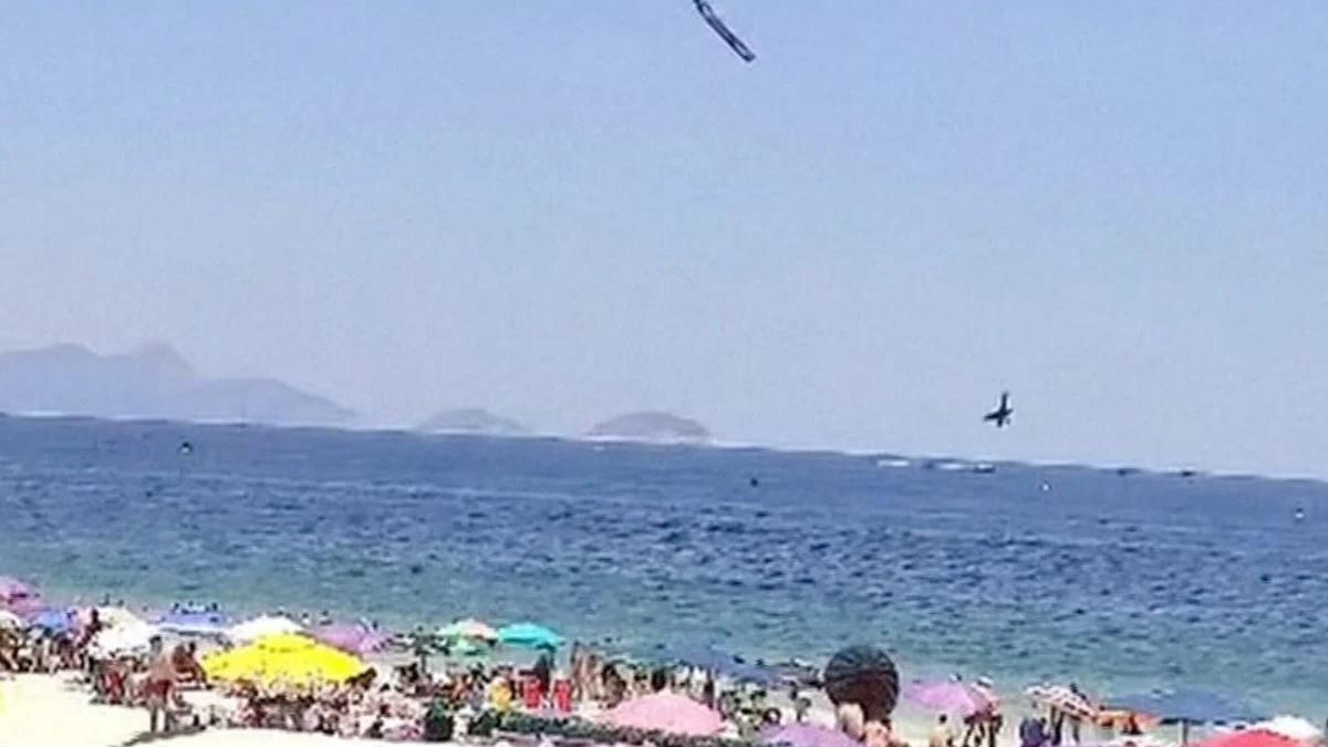 商飞表演危险系数这么大？高温的问题么 科帕卡巴纳外海发生小飞机坠毁事故。(互联网