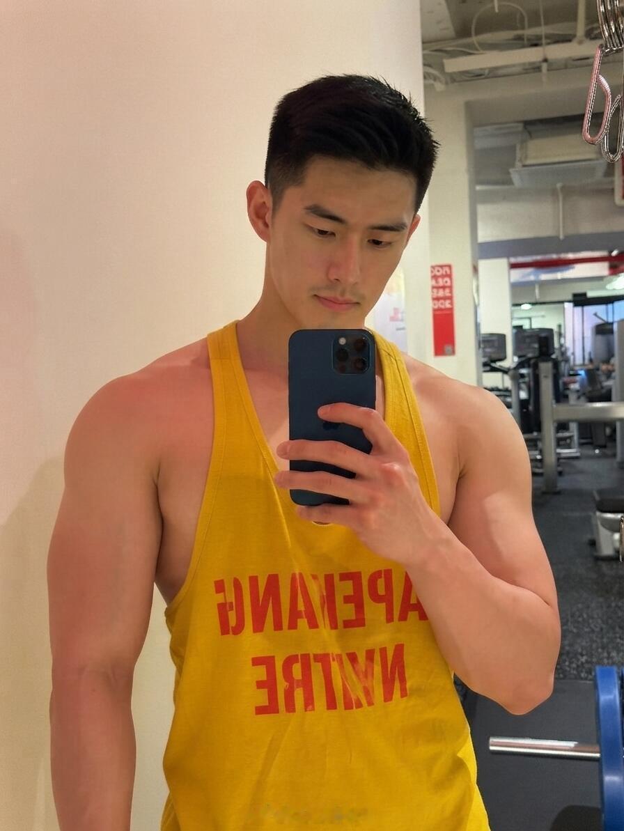 这脸又像又不像直男 