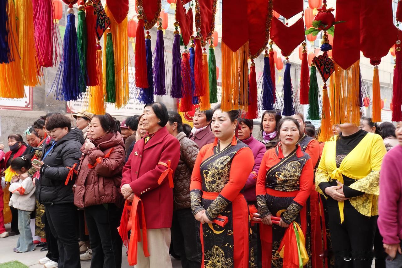 周至县八一村白庙堡历史颇为悠久，相传无量佛行至此处，村民为其建庙供奉。据做礼仪的