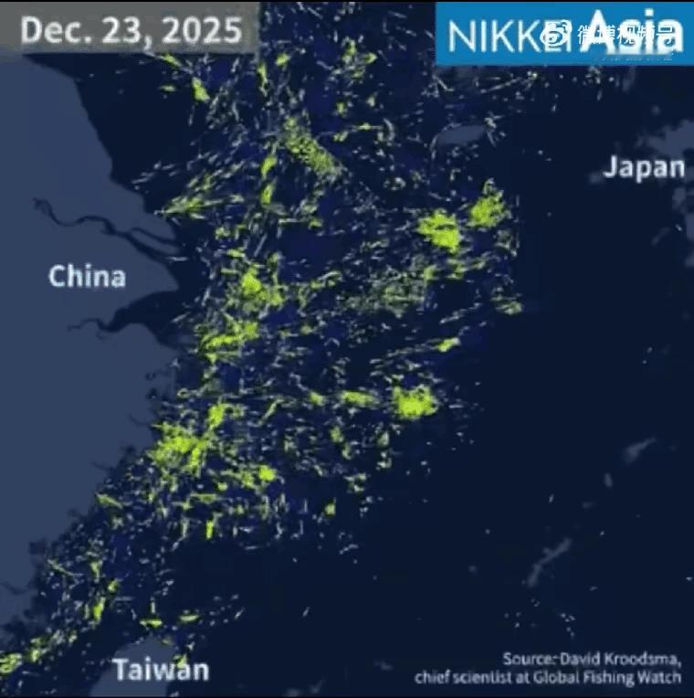 中国数千艘渔船在东海摆出的奇怪造型

外国媒体看了都紧张，纷纷猜测是军事行动。