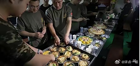 航母：大国重器背后的“吞金巨兽”生存法则 在蔚蓝的海洋上，航母犹如一座移动的钢铁
