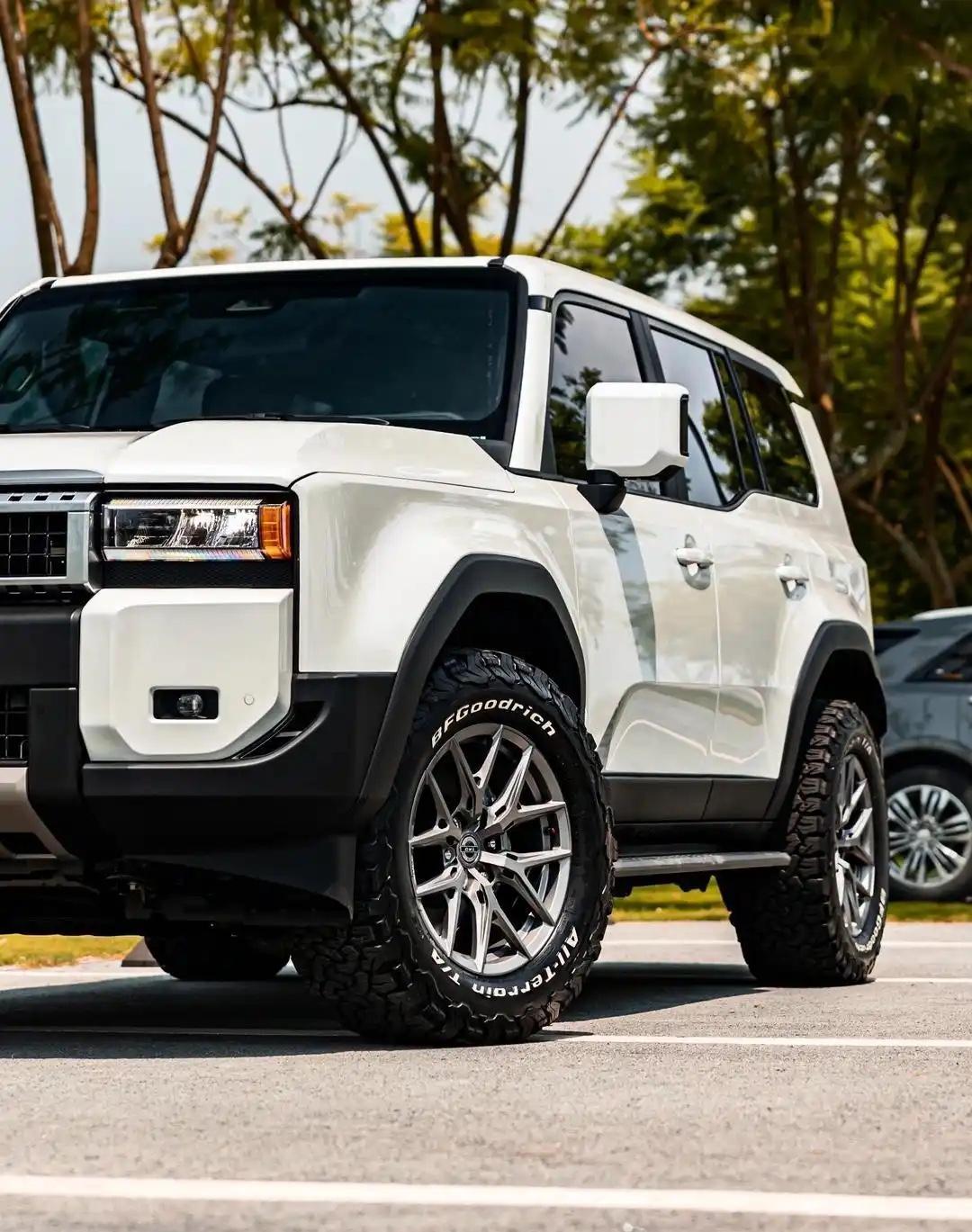 当国产硬派SUV纷纷扎堆新能源，丰田普拉多终于放下身段，以混动升级的姿态重回大众