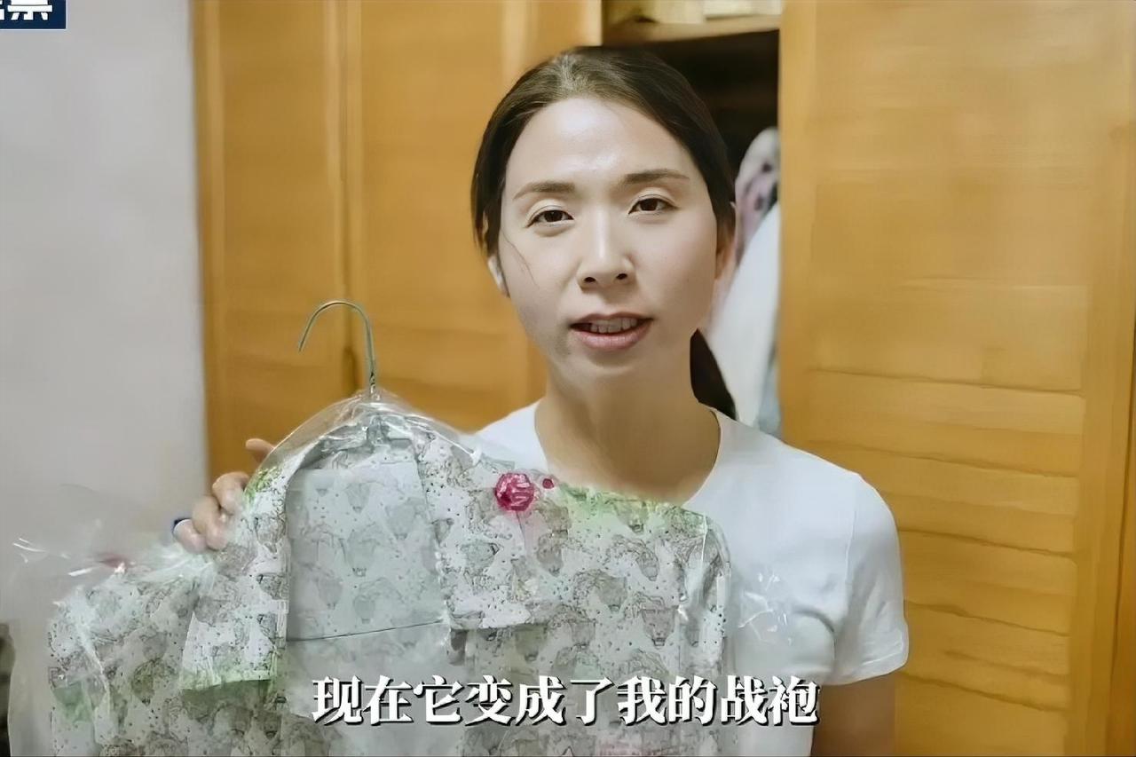 崔丽丽为啥每次出庭，
都要穿上她的“战袍”，
原因很简单！不是为给大家看的，而是