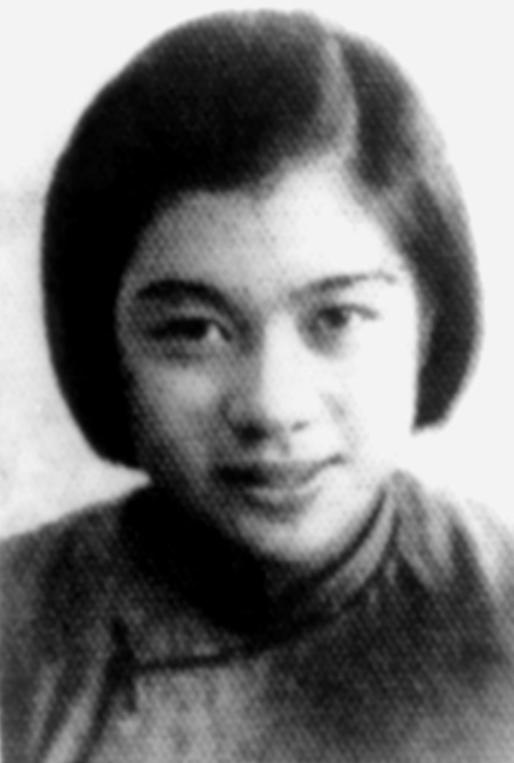 1942年7月，桂林。三个共产党员被国民党特务抓了又放，放回原住处。表面是"自由