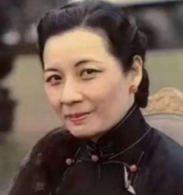 宋美龄长得美艳动人，为啥老蒋却和她分床30年？原因是她有四大怪癖，每一个都让老蒋