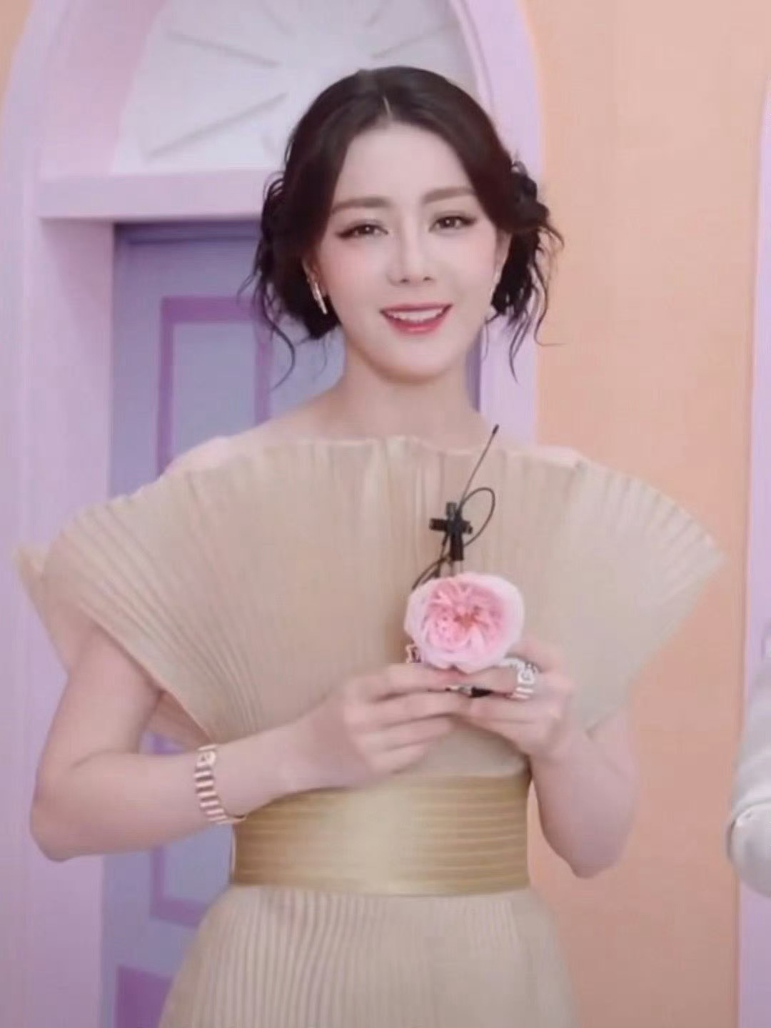 迪丽热巴今日份直播截图，来看看状态，真的太好了！ 