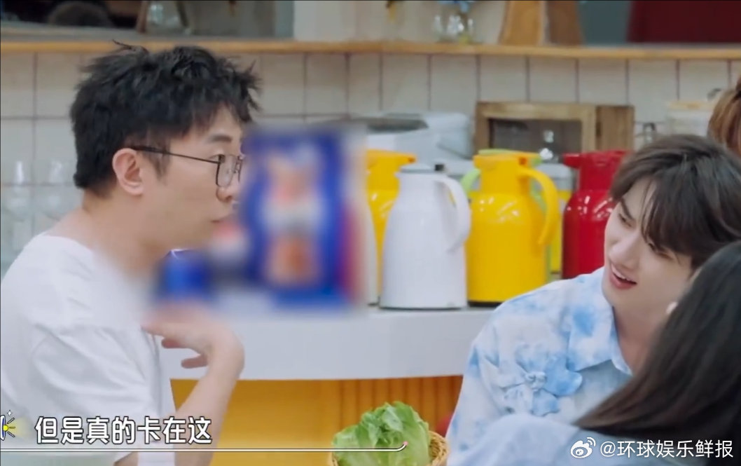杨迪觉得自己很能吃药我们的宿舍杨迪怕不是对 “能吃药” 有什么误解？一次性六颗，