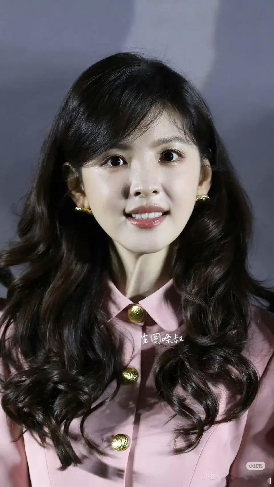 网友吐槽，都说章若楠肿 其实鞠婧祎和她一样啊 欺软怕硬吧 