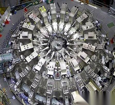 很多人还没看明白，以为科技战还在拼芯片、拼算力。
其实牌桌早就换了。
现在拼的是