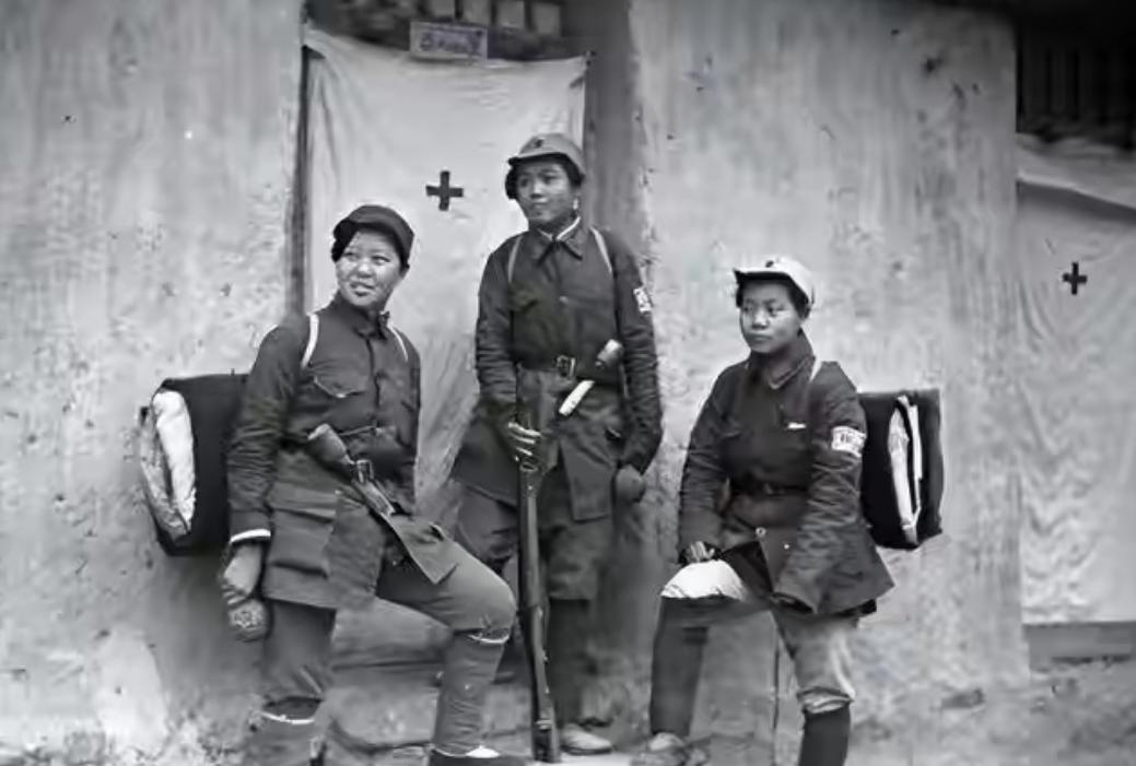 1998年北京老人去世，养女整理遗物吓得求助政府，那件旧棉袄里竟然藏着60年前惊