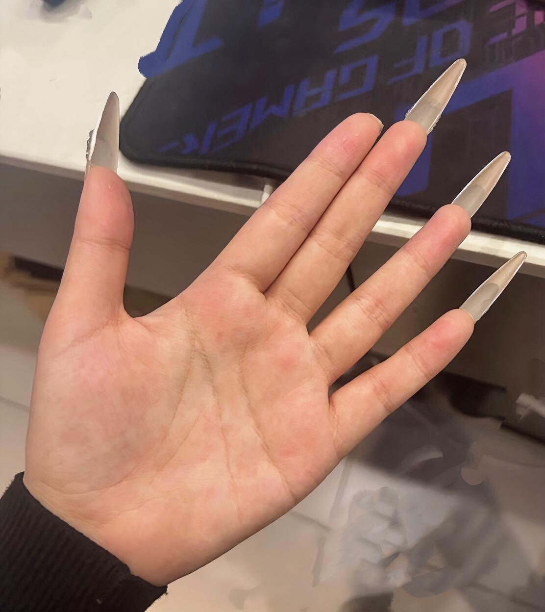 指甲这么长，方便怎么办，好奇呀 娱乐