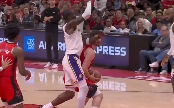 著名解说员杨毅之前在播客节目之中，提到说，湖人打火箭，火箭优势还是很大的。
毕竟