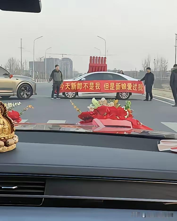 有意义吗？
无非就是发泄一下心底深处的愤，太没有格局喽！一别两欢多好，曾经爱的死