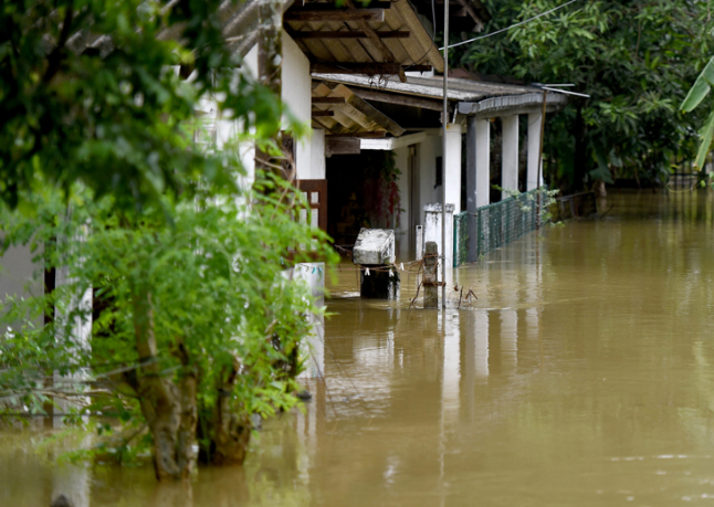 斯里兰卡最近灾难不少。因为热带气旋“迪特瓦”带来的连续暴雨，全国多地发洪水、塌方