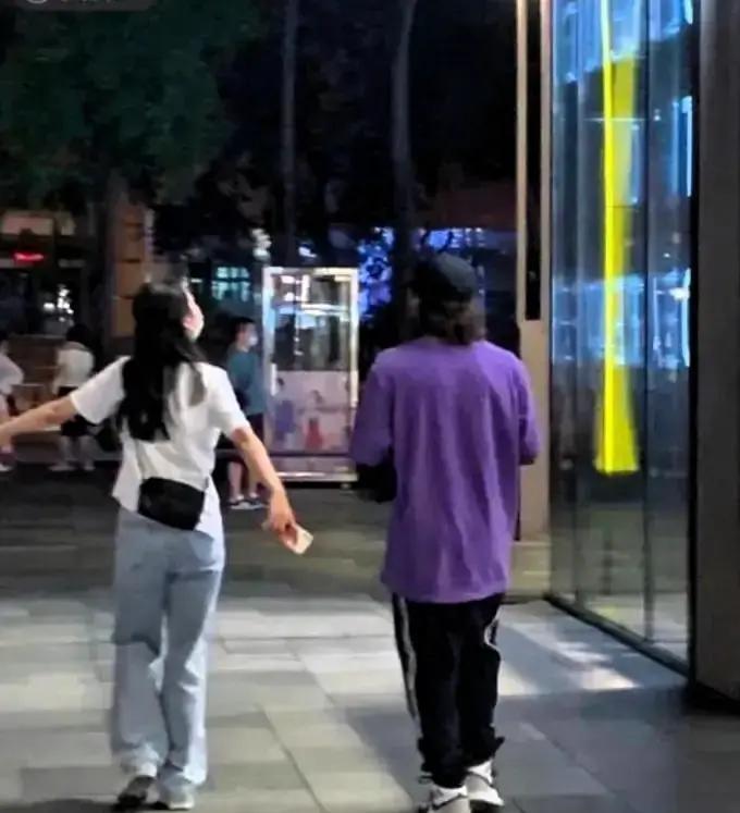 冬奥冠军恋爱第3天，她爸是清华教授
 
不是网红，不是明星，是冬奥冠军苏翊鸣。对