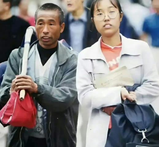 1994年，山东乡下，一位父亲咬牙凑钱送女儿读中专，人人都说毕业稳分事业单位，可