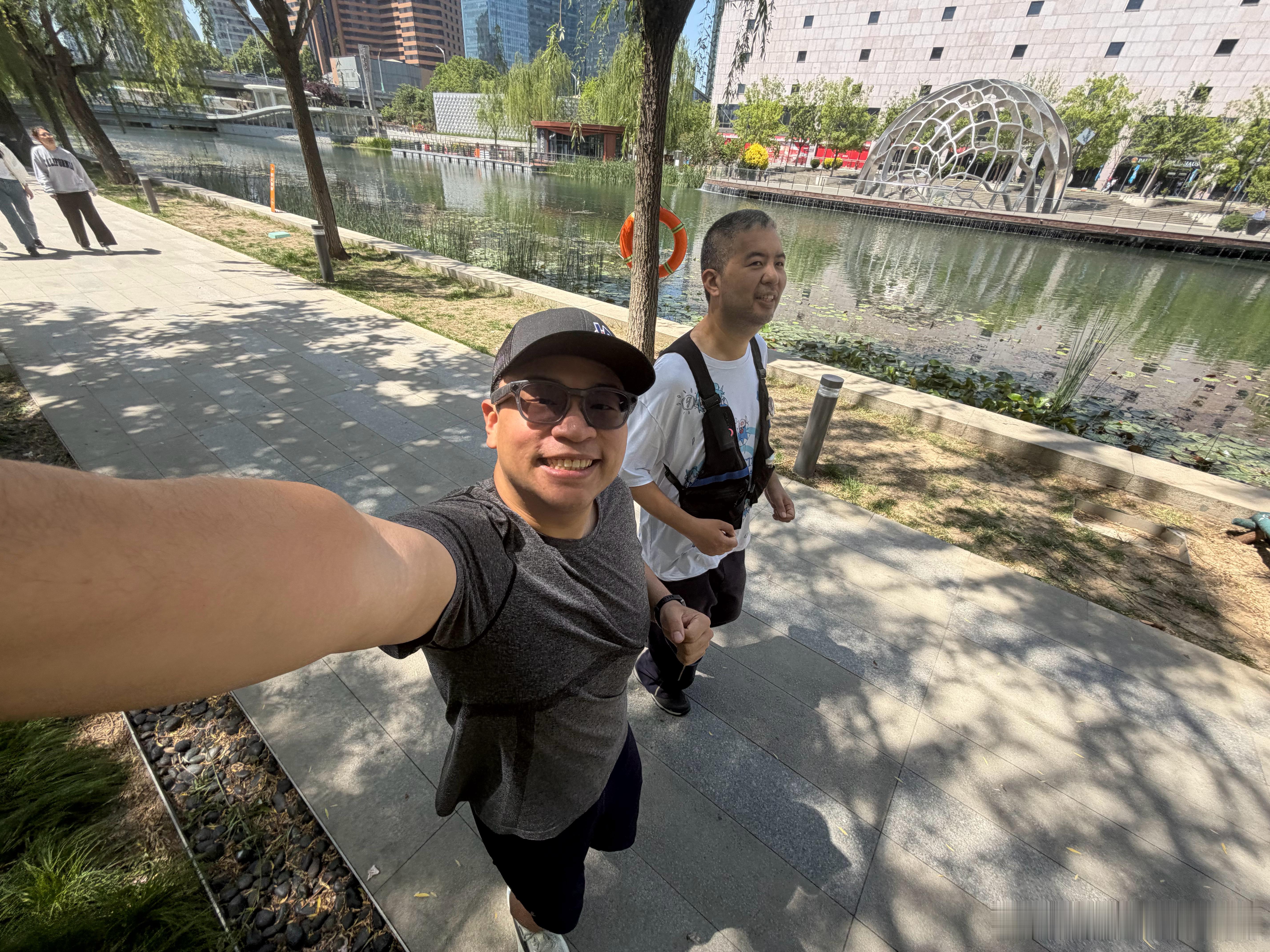 看很多人在问，对，我和都瘦了，算是走了两种不同的路径：我俩基本同时开始，目前3个