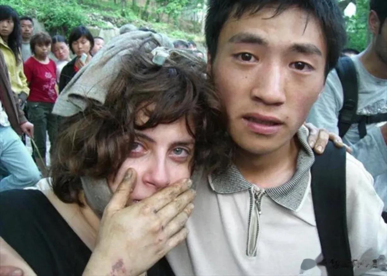 2008年，以色列姑娘玛雅正在四川求学，那一年，她遇上了汶川大地震，下巴受伤，说